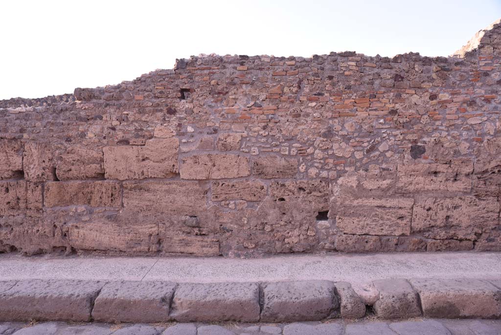 Vicolo del Menandro, north side, Pompeii. October 2019. Detail of perimeter wall. 
Foto Tobias Busen, ERC Grant 681269 D�COR.

