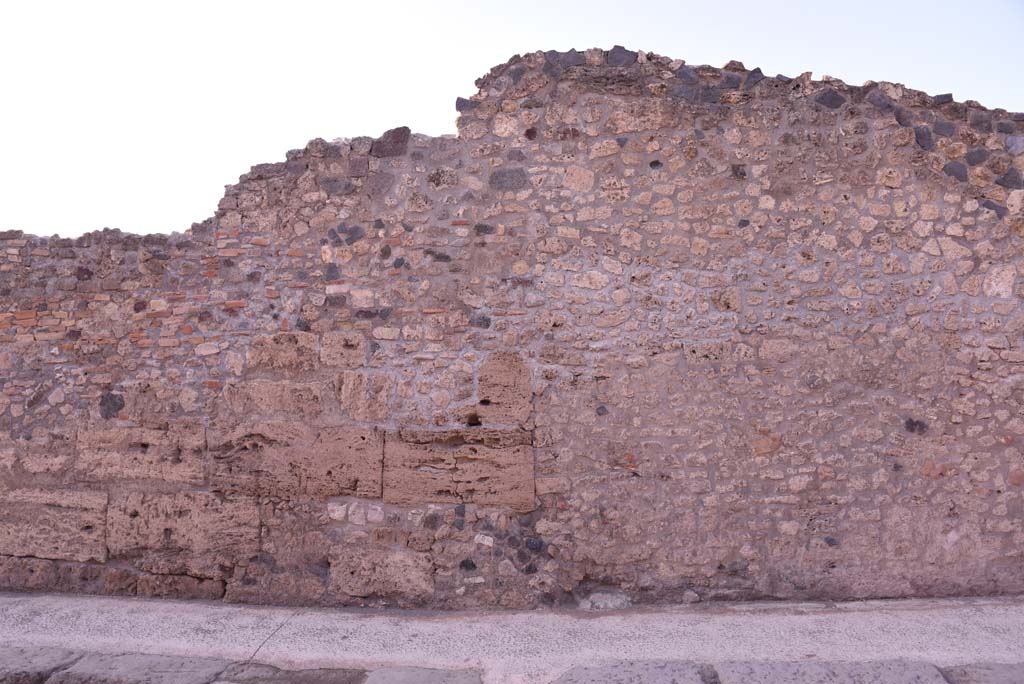 Vicolo del Menandro, north side, Pompeii. October 2019. Detail of perimeter wall. 
Foto Tobias Busen, ERC Grant 681269 D�COR.
