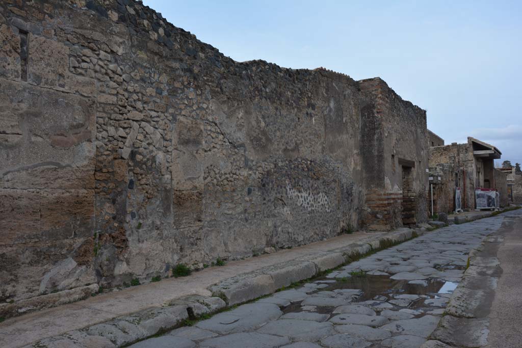 Vicolo del Menandro, Pompeii. March 2018. Looking east along south wall towards I.4.28, and junction with Vicolo del Citarista. 
Foto Tobias Busen, ERC Grant 681269 D�COR.

