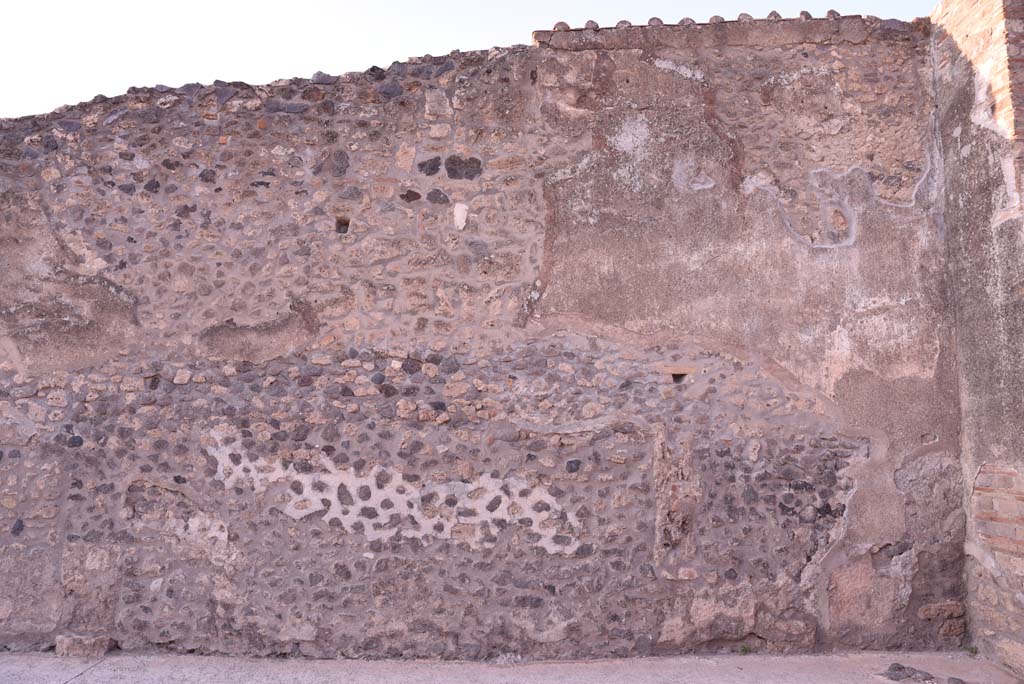 Vicolo del Menandro, north side, Pompeii. October 2019. Detail of wall at east end near I.4.28, on right.
Foto Tobias Busen, ERC Grant 681269 D�COR.
