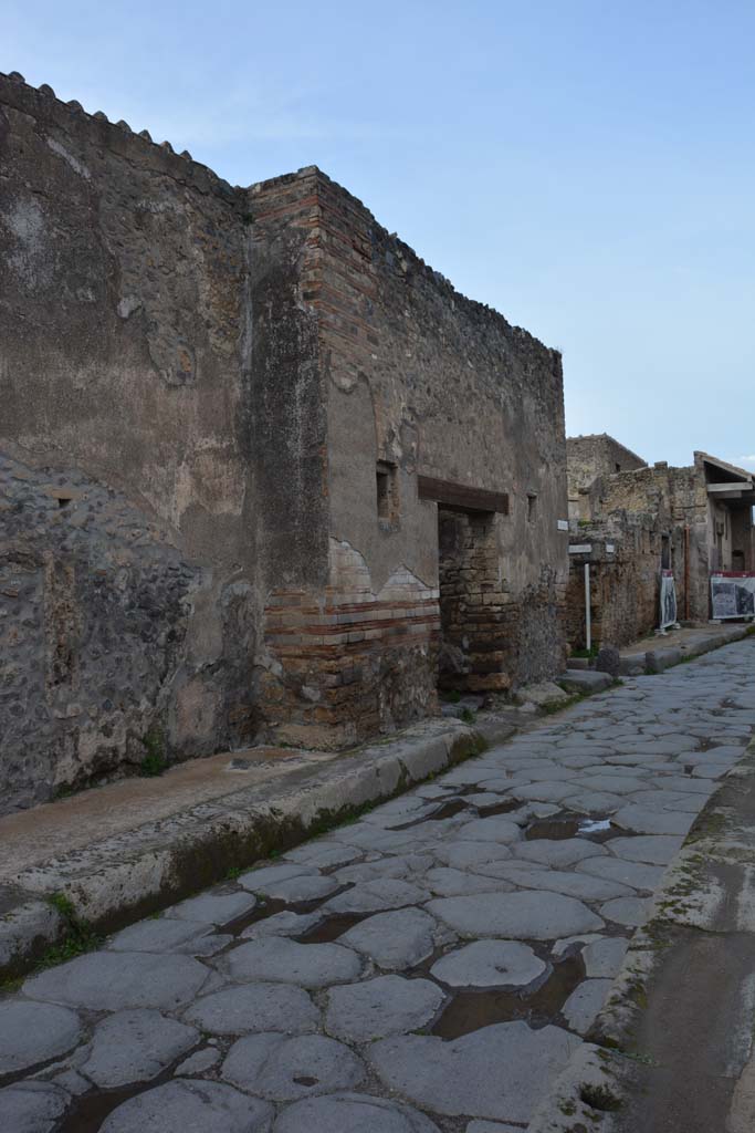 Vicolo del Menandro, north side, Pompeii. March 2018. 
Looking north-east towards I.4.28, followed by junction with Vicolo del Citarista.
Foto Tobias Busen, ERC Grant 681269 D�COR.

