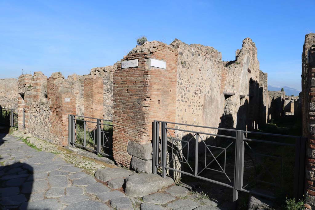 Vicolo del Panettiere, north side, on right, Pompeii. December 2018.
Looking north towards junction with Vicolo Storto, on left. Photo courtesy of Aude Durand.