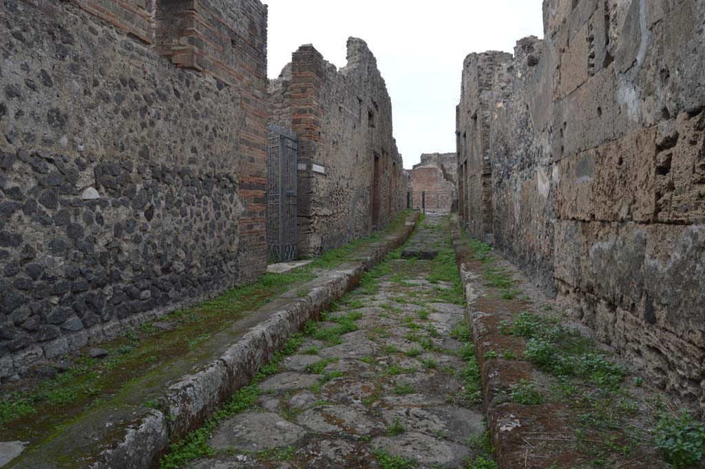 Vicolo del Panettiere, Pompeii. October 2017. Looking west between VII.2.20, on left, and VII.3.30, on right.
Foto Taylor Lauritsen, ERC Grant 681269 DÉCOR.