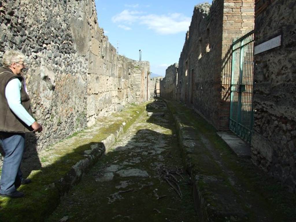 Vicolo del Panettiere between VII.3 and VII.2. Looking east from VII.3.30. March 2009.