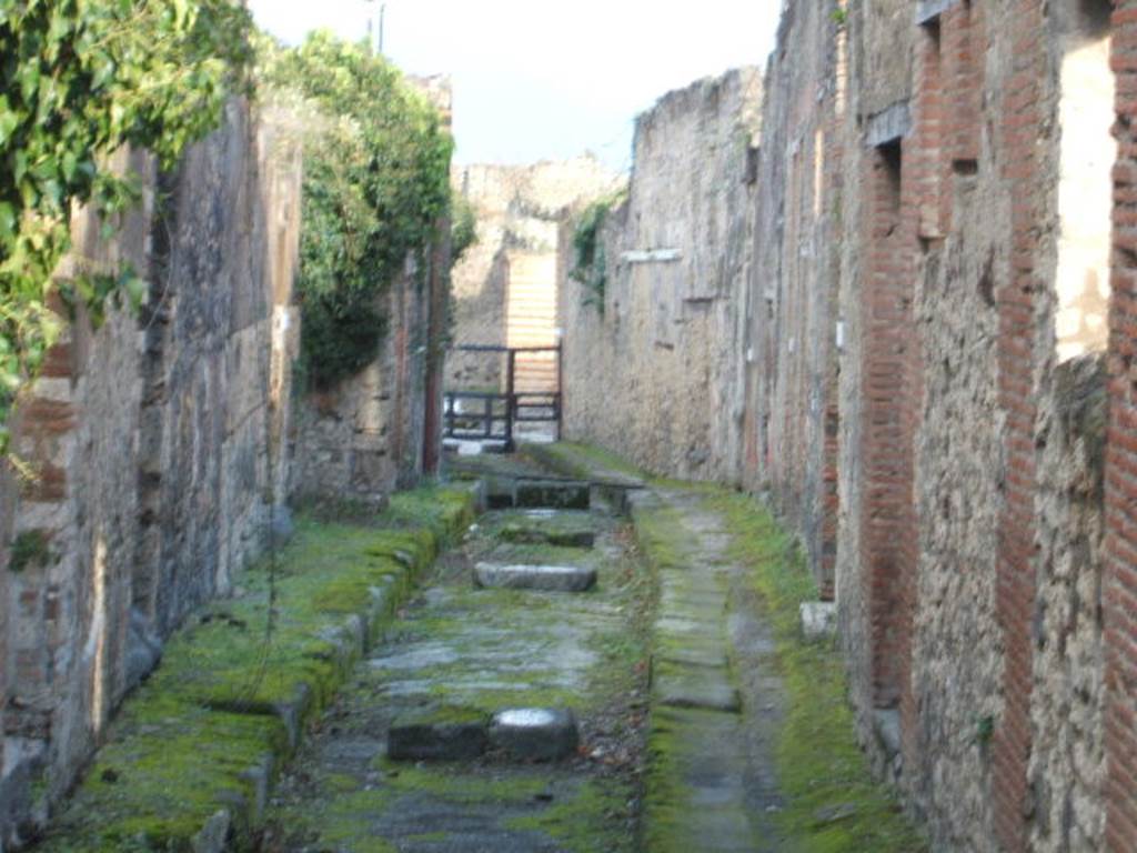 Vicolo del Panettiere between VII.3 and VII.2. Looking east. December 2004.