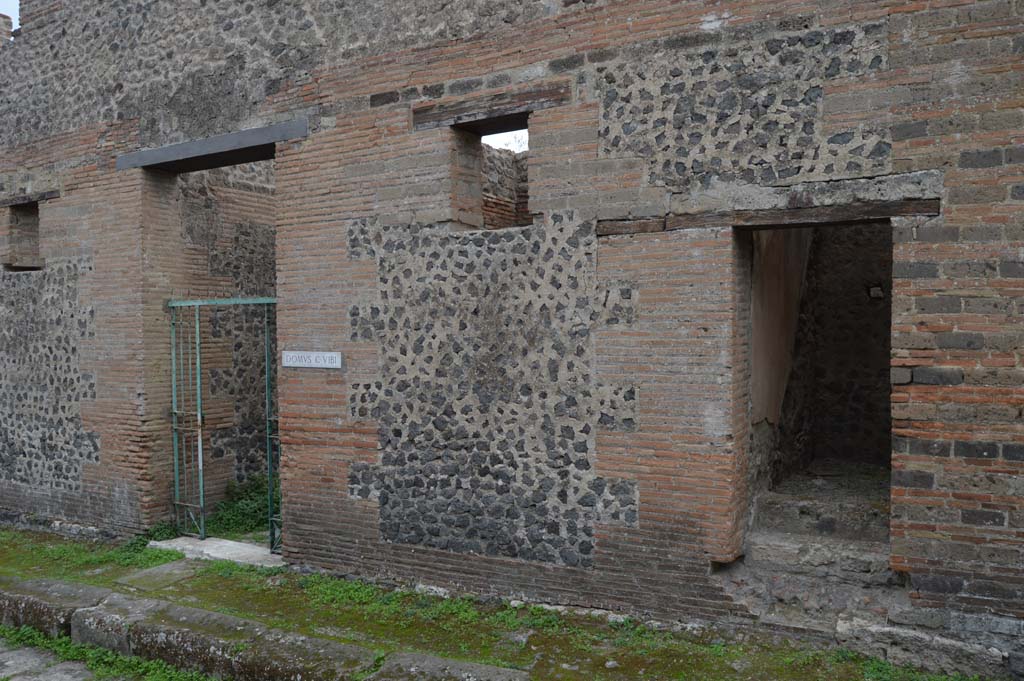 Vicolo del Panettiere, south side, Pompeii. October 2017. Looking towards doorways of VII.2.18, on left, and VII.2.19, on right.
Foto Taylor Lauritsen, ERC Grant 681269 DÉCOR.