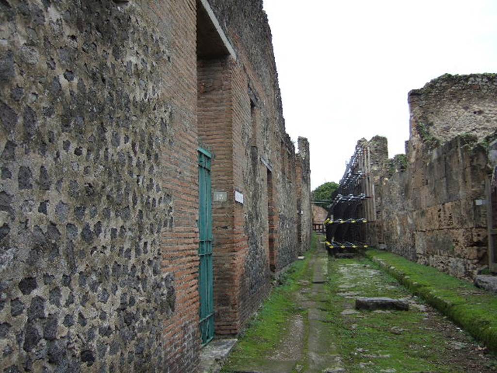Vicolo del Panettiere between VII.2 and VII.3. Looking west from VII.2.18. December 2005.