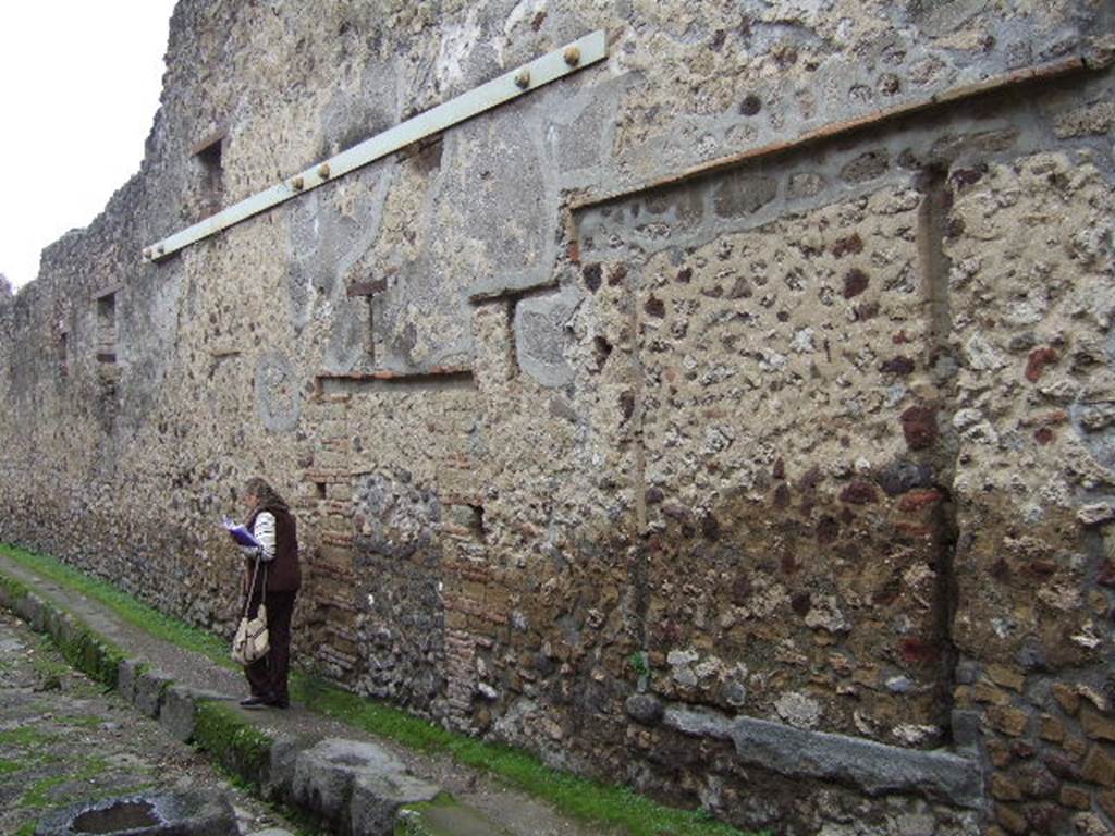 Vicolo del Panettiere. South side. Looking east from VII.2.16. December 2005.