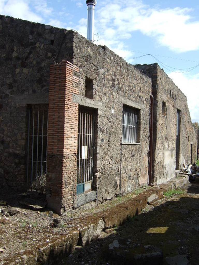 Vicolo del Panettiere. North side. Looking east from VII.3.28. May 2005.