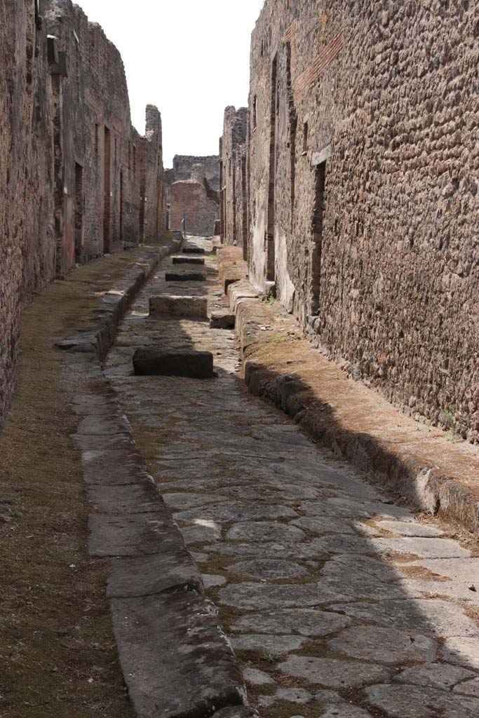 Vicolo del Panettiere, Pompeii, between VII.2 and VII.3. September 2021.
Looking west from Via Stabiana. Photo courtesy of Klaus Heese.