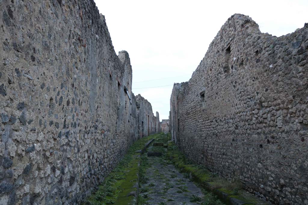 Vicolo del Panettiere, Pompeii, between VII.2, on left, and VII.3, on right. December 2018.
Looking west from Via Stabiana. Photo courtesy of Aude Durand.