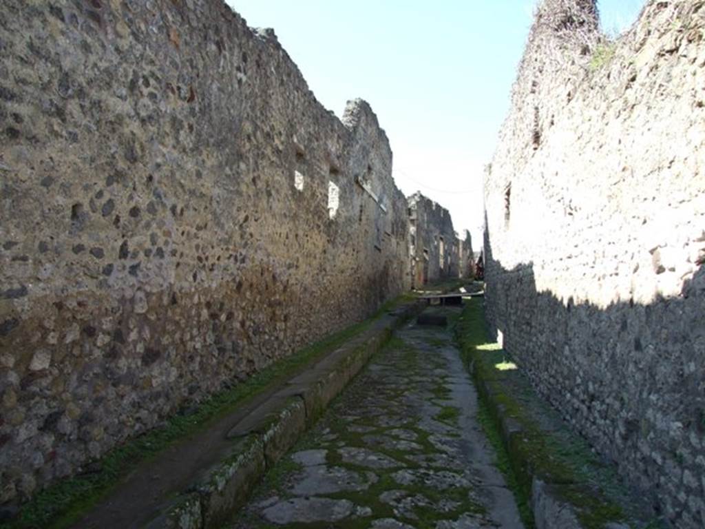 Vicolo del Panettiere between VII.2 and VII.3. Looking west from Via Stabiana. March 2009.