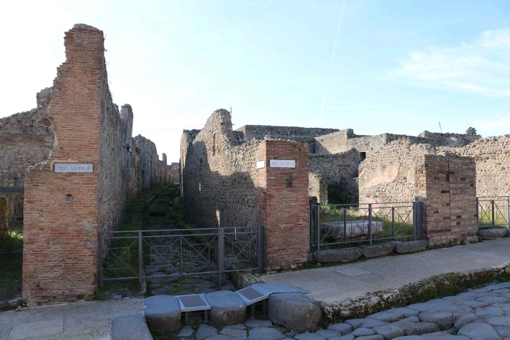 Vicolo del Panettiere, Pompeii. December 2018.
Looking west from Via Stabiana, between VII.2.15, on left, and VII.3.23, on right. Photo courtesy of Aude Durand.