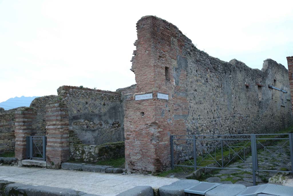 Vicolo del Panettiere, on right, Pompeii. December 2018.
Looking west from junction with Via Stabiana, with VII.2.14 and 15, on left. Photo courtesy of Aude Durand.