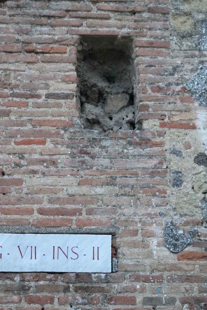 Vicolo del Panettiere, Pompeii. December 2018.
Looking south on Vicolo del Panettiere towards upper recess in exterior wall.
Photo courtesy of Aude Durand.