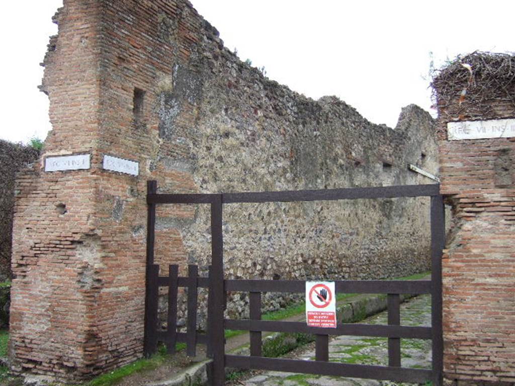 Vicolo del Panettiere. Looking west from Via Stabiana. December 2005.