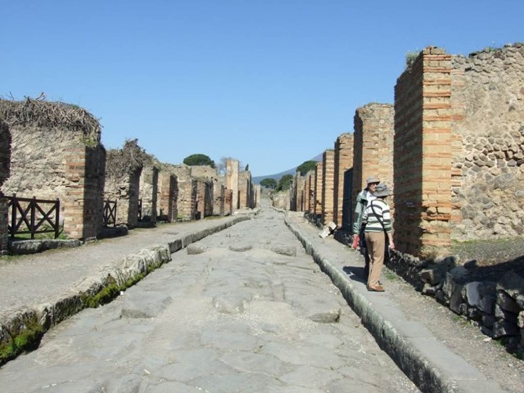 Via Stabiana between VII.3 and IX.4. Looking north from junction with Vicolo del Panettiere. March 2009.