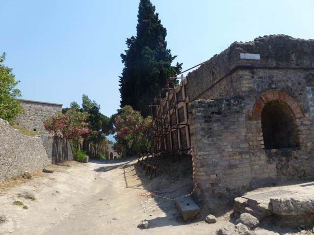 Vicolo dell’Anfiteatro. June 2012. Looking south from junction with Via dell’Abbondanza.
Photo courtesy of Michael Binns.
