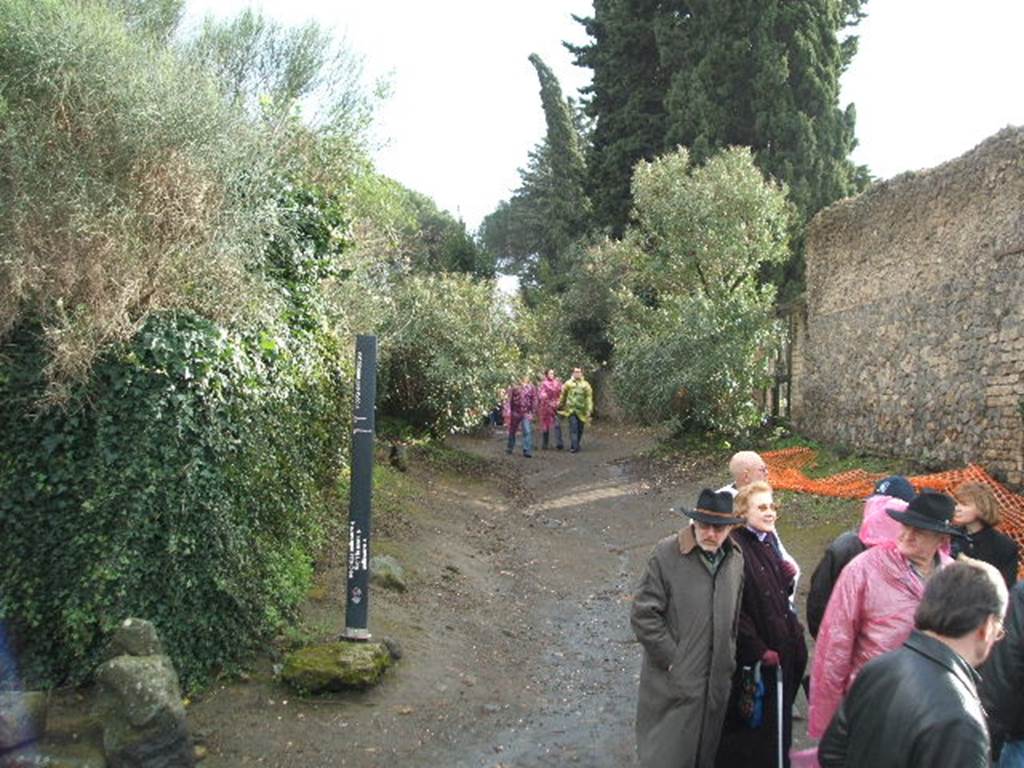 Vicolo dell’ Anfiteatro between II.5 and II.4. Looking south from Via dell’ Abbondanza December 2004.