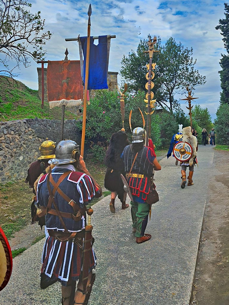 Vicolo dell’Anfiteatro between II.5 and II.4. September 2024.
Legionary standard bearers marching to amphitheatre.
Looking south during “Ludi Pompeiani” event. Photo courtesy of Giuseppe Ciaramella.
