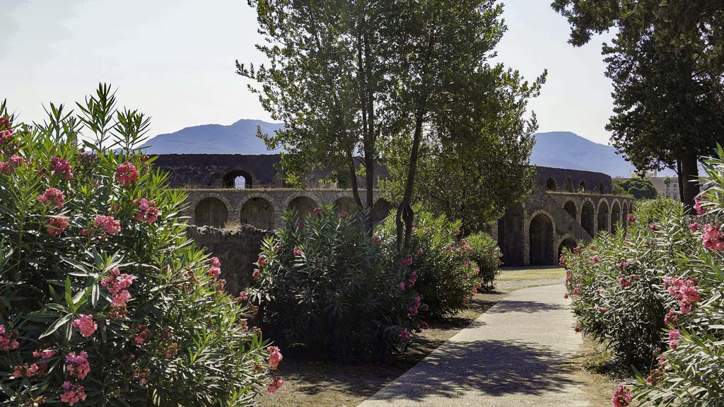 Vicolo dell’Anfiteatro, Pompeii. August 2021.
Looking south towards Amphitheatre and Piazzale Anfiteatro. Photo courtesy of Robert Hanson.