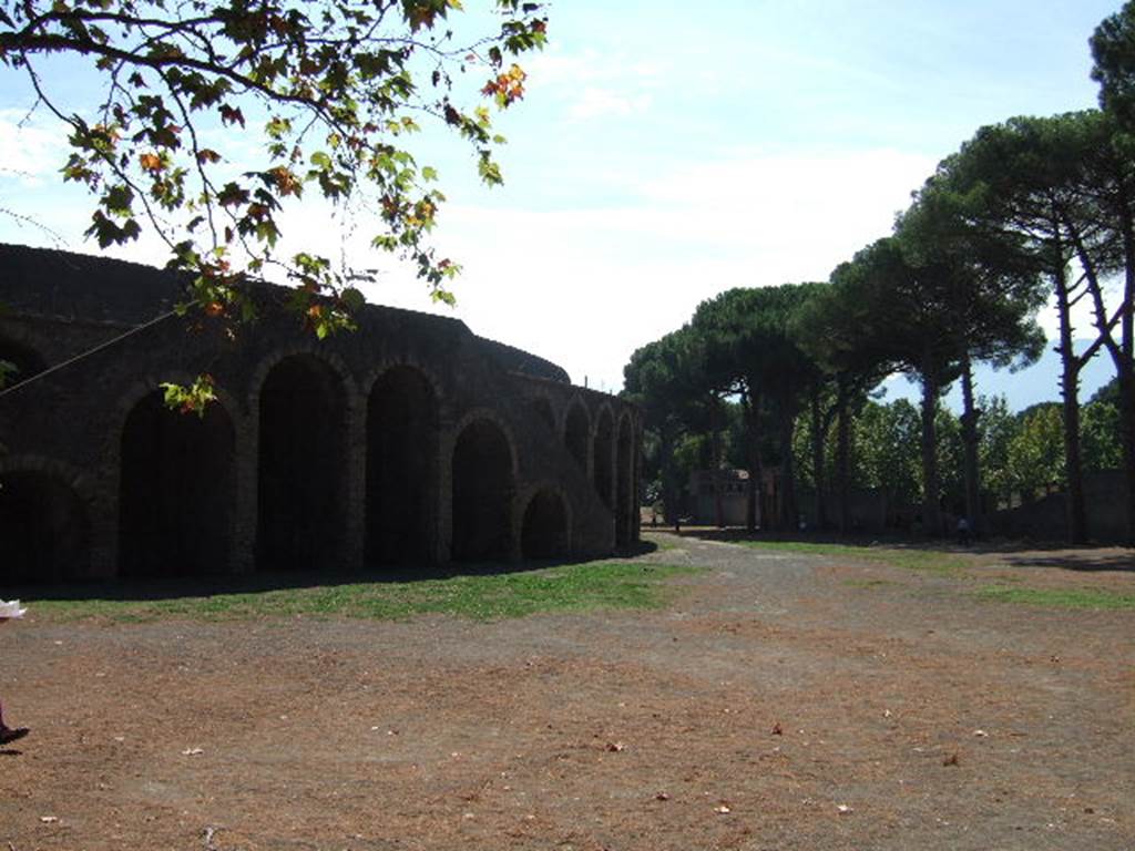 Vicolo dell’Anfiteatro, south end. September 2005. Looking south from the junction towards the amphitheatre, and the palaestra.