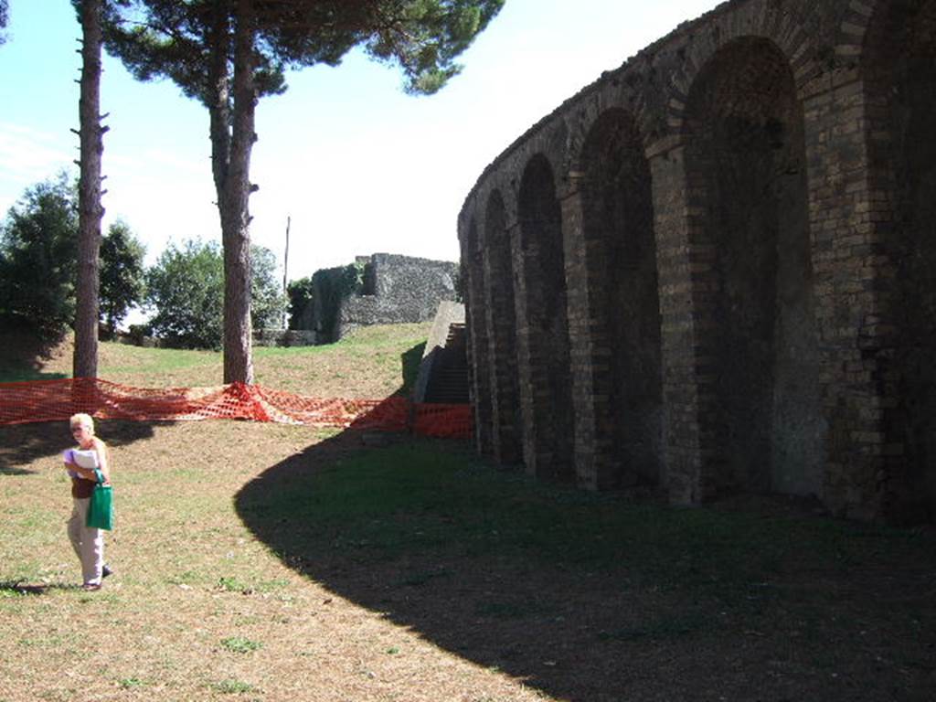 Vicolo dell’ Anfiteatro, south end. September 2005.Looking east from the junction along the north side of the amphitheatre and towards Tower VI.