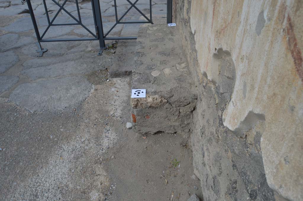 Vicolo dell'Efebo, Pompeii. October 2018. Looking north to bench at junction with Via dell�Abbondanza.
Foto Taylor Lauritsen, ERC Grant 681269 D�COR.
