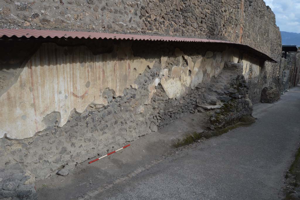 Vicolo dell�Efebo, east side, Pompeii. October 2018. Looking south along street altar.
Foto Taylor Lauritsen, ERC Grant 681269 D�COR.
