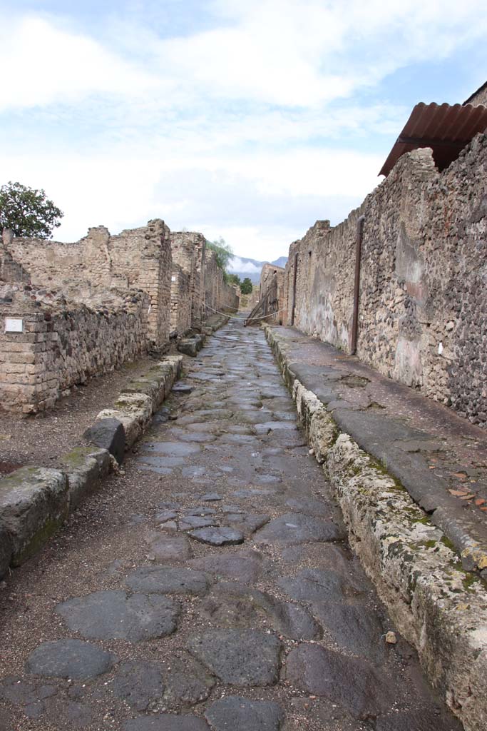 Vicolo della Fullonica. October 2020. Looking north between VI.6 and VI.8.
Photo courtesy of Klaus Heese.