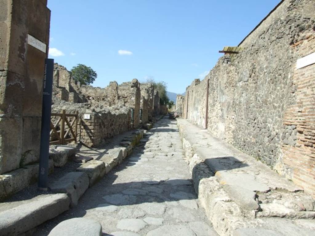 Vicolo della Fullonica between VI.6 and VI.8. Looking north from junction with Via delle Terme. March 2009.