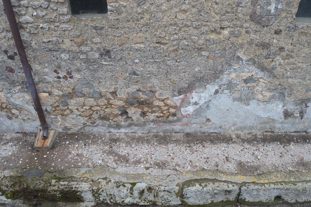 Vicolo della Fullonica, Pompeii. March 2018. Looking east, detail of lower wall and pavement, continuation south.
Foto Taylor Lauritsen, ERC Grant 681269 DÉCOR.
