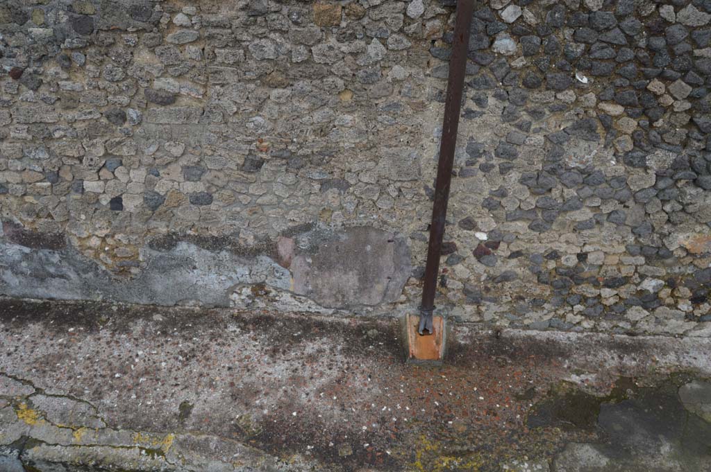 Vicolo della Fullonica, Pompeii. March 2018. Looking east, detail of lower wall and pavement, continuation south.
Foto Taylor Lauritsen, ERC Grant 681269 DÉCOR.
