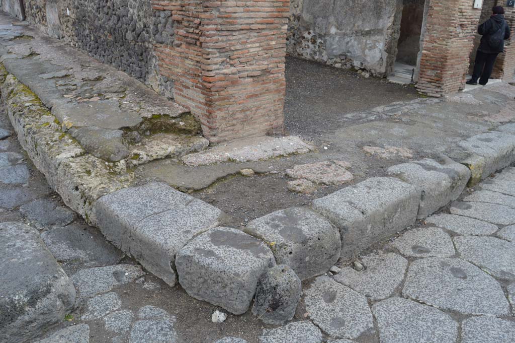Vicolo della Fullonica, Pompeii. March 2018.
Looking north-east, detail of lower wall and pavement, from junction with Via delle Terme.
Foto Taylor Lauritsen, ERC Grant 681269 DÉCOR