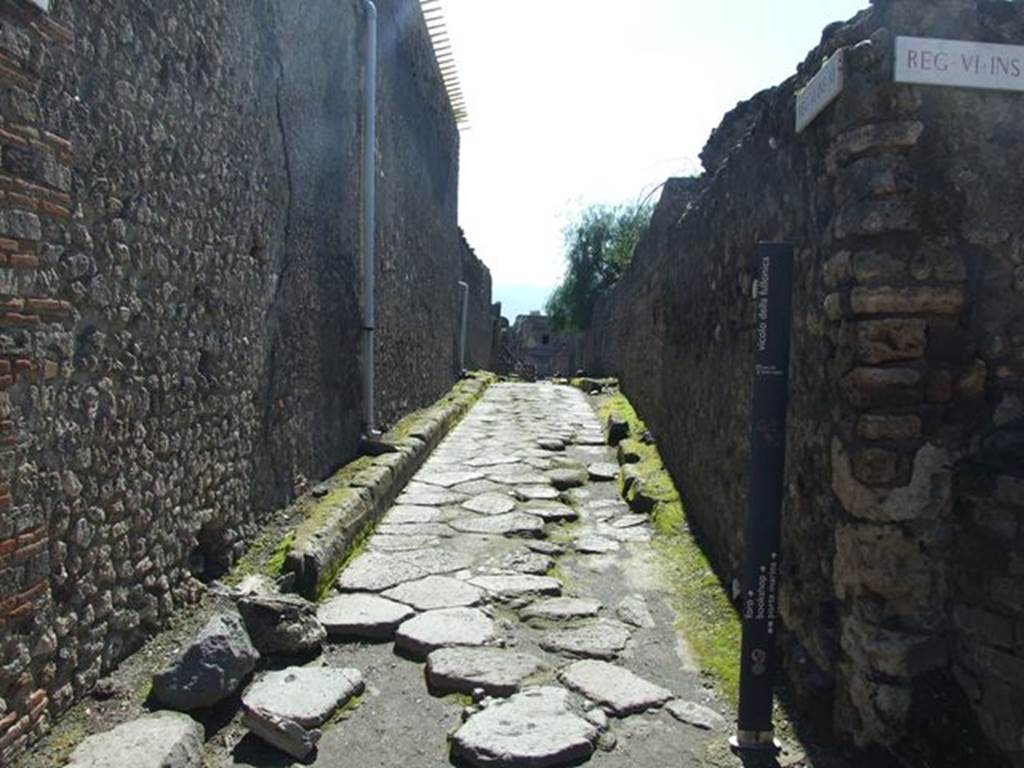 Vicolo della Fullonica between VI.8 and VI.6. Looking south from crossroads with Vicolo di Mercurio. March 2009.