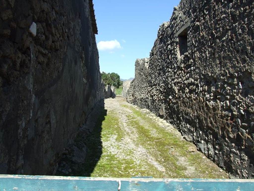 Vicolo della Fullonica between VI.5 and VI.7. Looking north from VI.5.16 towards the city walls. March 2009.