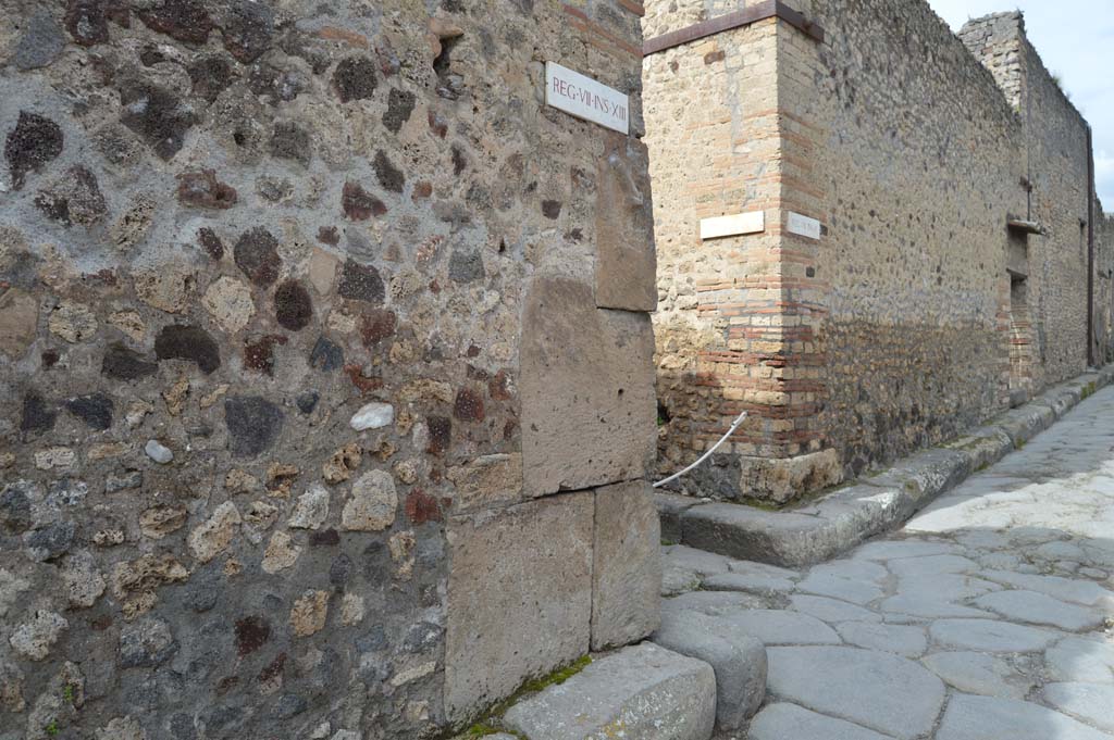 Vicolo della Maschera, west side, Pompeii. March 2018. Looking north towards junction with Vicolo degli Scheletri between VII.13 and VII.10.
Foto Taylor Lauritsen, ERC Grant 681269 DÉCOR.