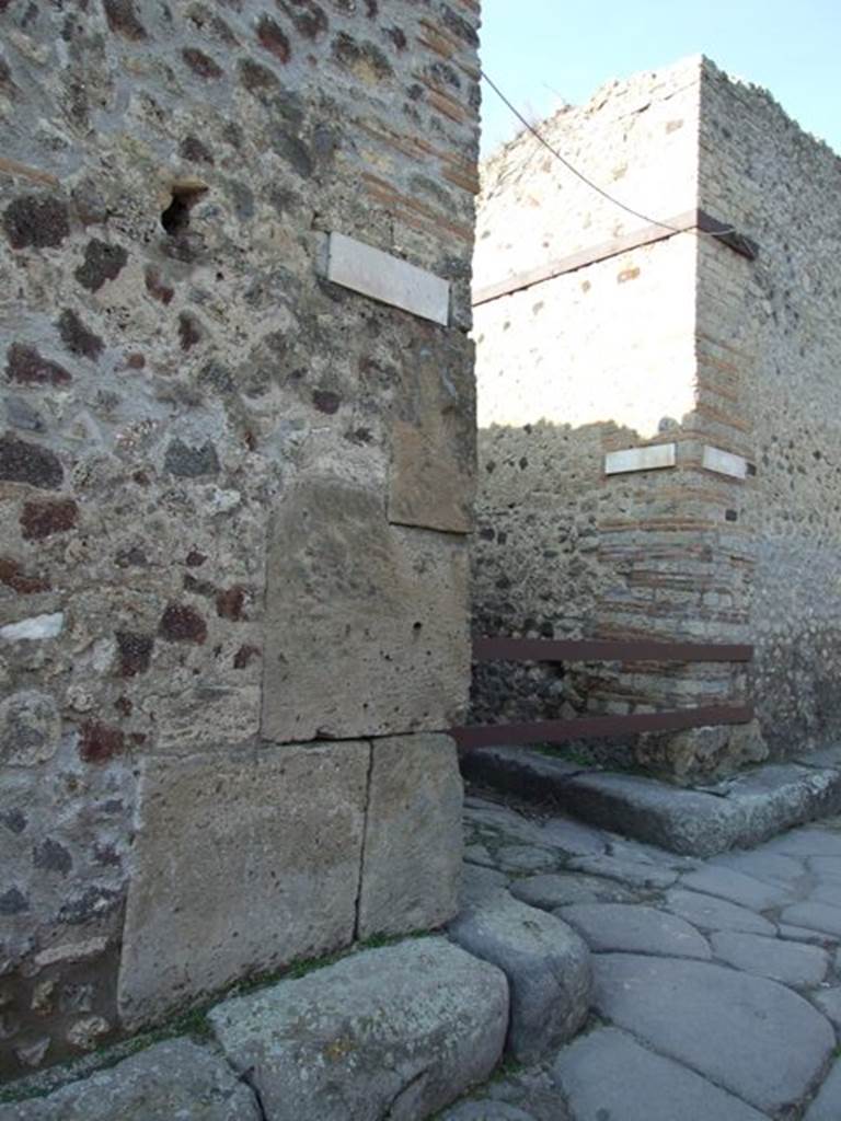 Vicolo della Maschera, west side. December 2007.Junction with Vicolo degli Scheletri between VII.13 and VII.10.
