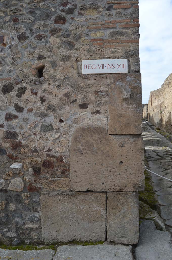 Vicolo della Maschera, west side. March 2018.
Looking west to corner at junction with Vicolo degli Scheletri between VII.13 and VII.10, on right.
Foto Taylor Lauritsen, ERC Grant 681269 DÉCOR.