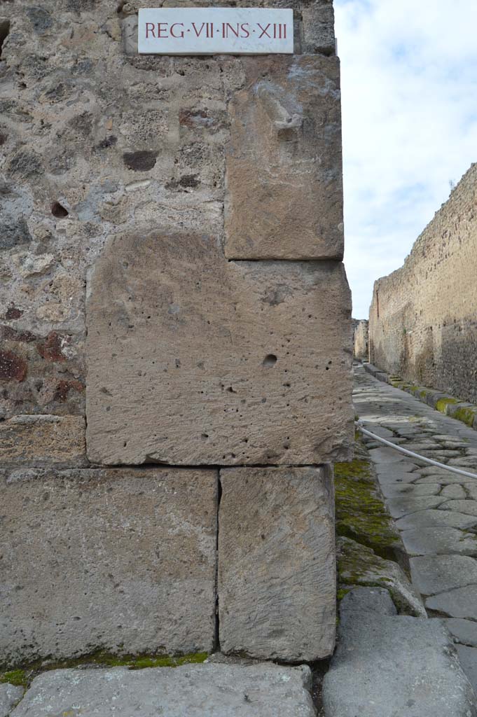 Vicolo della Maschera, west side. March 2018.
Detail of corner at junction with Vicolo degli Scheletri between VII.13 and VII.10, on right.
Foto Taylor Lauritsen, ERC Grant 681269 DÉCOR.