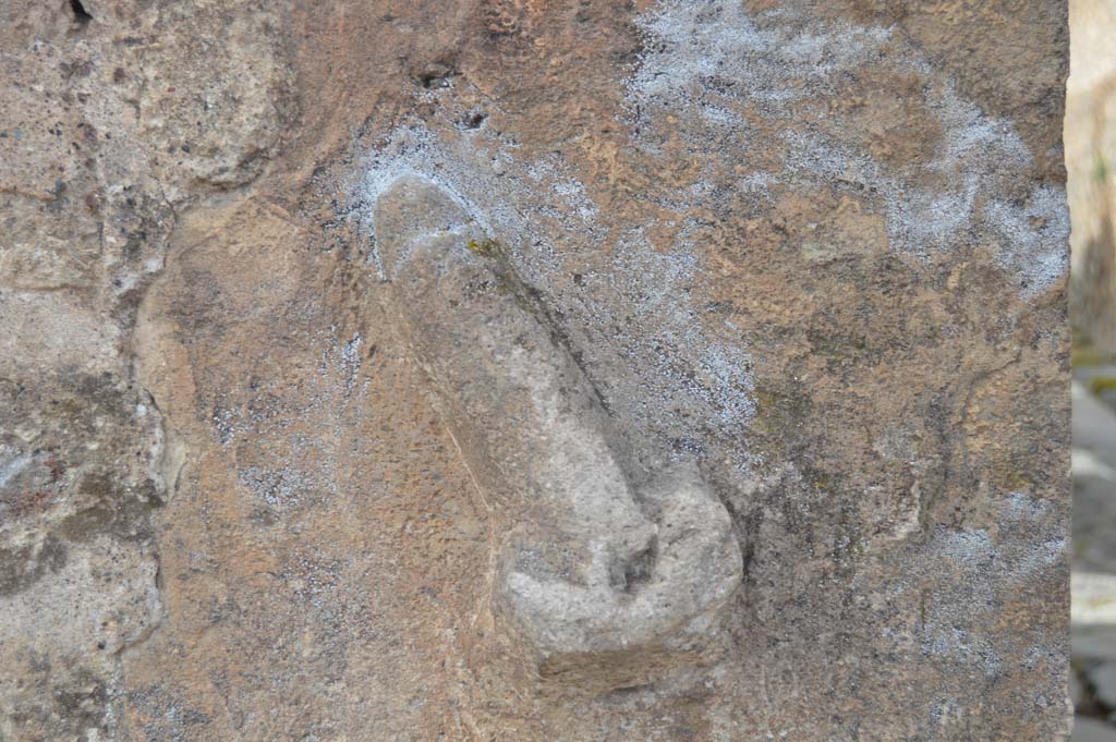 Vicolo della Maschera, west side. March 2018.
Looking west to detail of phallus on corner at junction of VII.13, with Vicolo degli Scheletri.
Foto Taylor Lauritsen, ERC Grant 681269 DÉCOR.