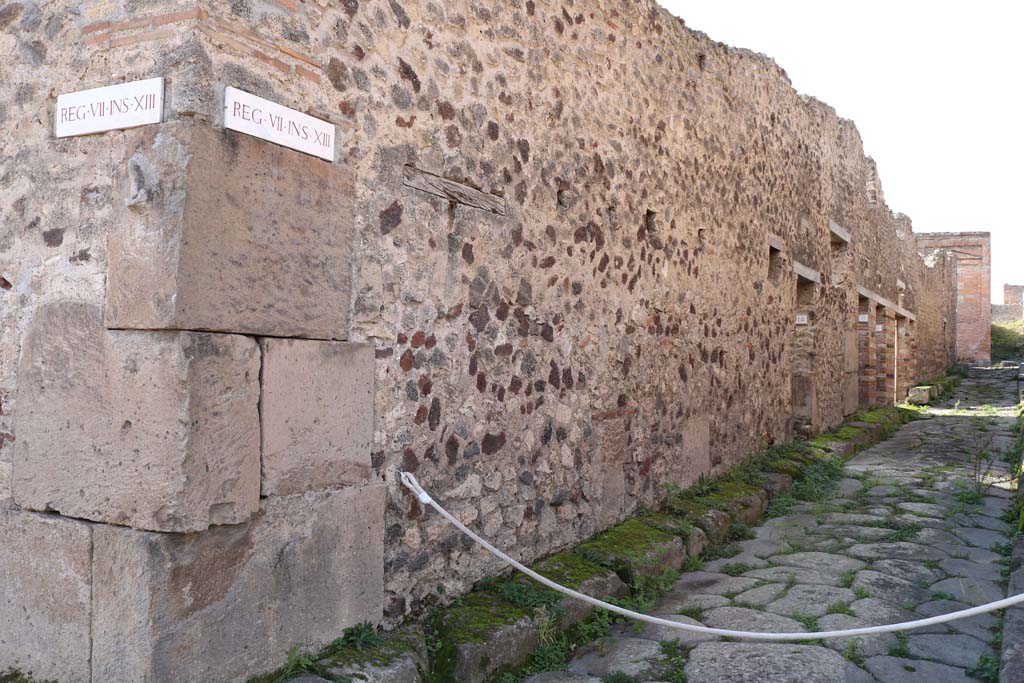 Vicolo della Maschera junction, pilaster on left, west side. December 2018.
Looking west towards VII.13 in Vicolo degli Scheletri. Photo courtesy of Aude Durand.