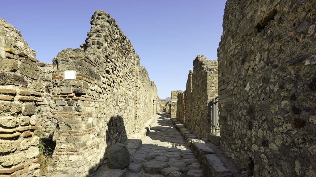 Vicolo della Maschera, August 2021.
Looking north from between VII.13.13 on left and VII.14.19 on right. Photo courtesy of Robert Hanson.
