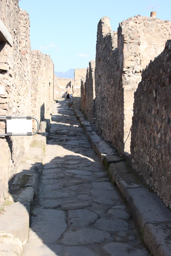 Vicolo della Maschera between VII.13 and VII.14. October 2022.
Looking north. Photo courtesy of Klaus Heese.