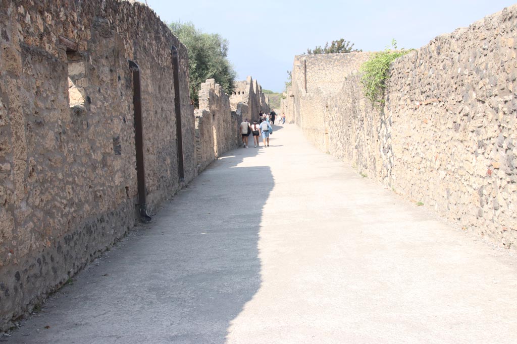 Vicolo della Nave Europa, Pompeii. October 2023. Looking north between I.16 and I.15. Photo courtesy of Klaus Heese.