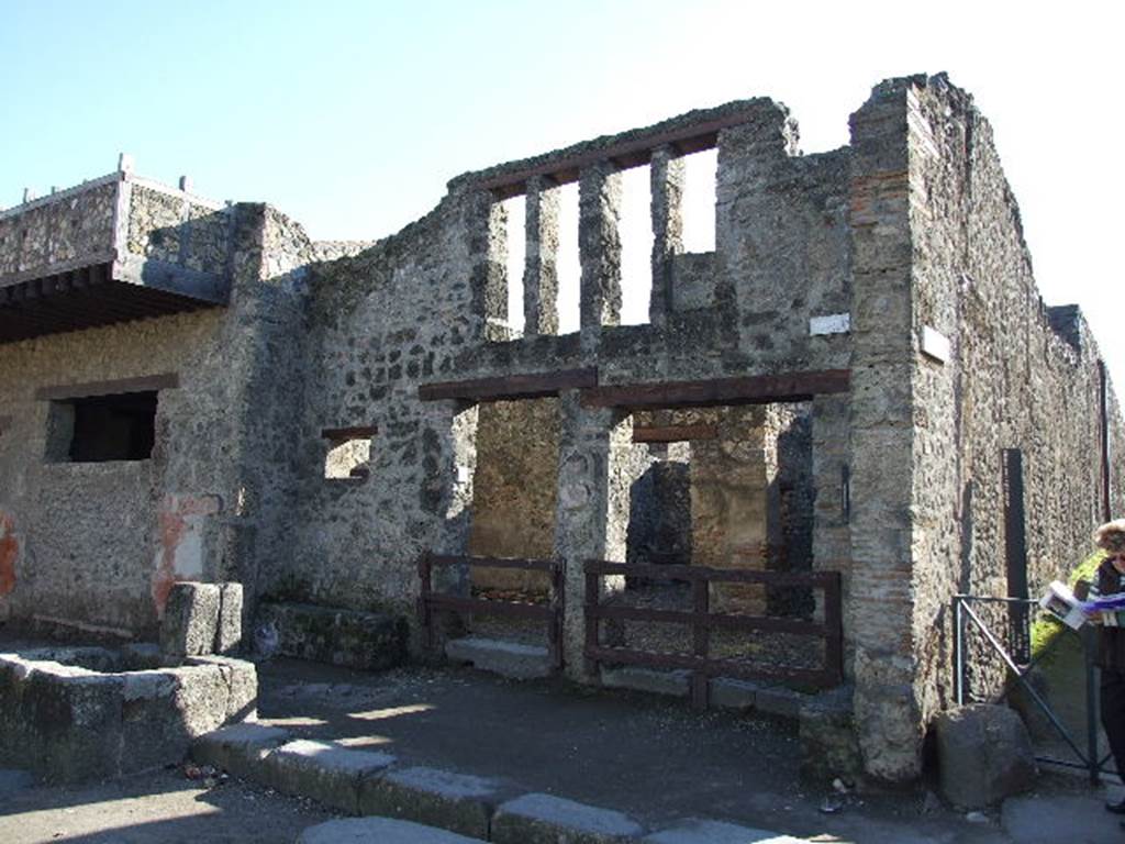 I.12.1 on the east side of Vicolo della Nave Europa and its junction with the south side of Via dell’ Abbondanza. December 2006.