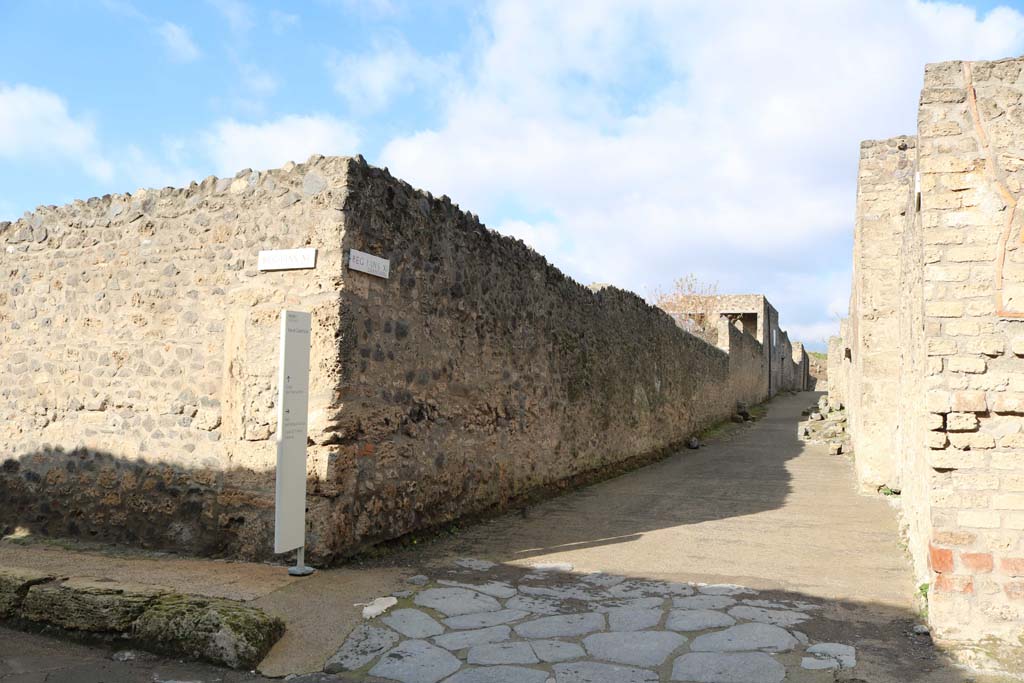 Vicolo della Nave Europa, west side, Pompeii. December 2018.
Looking north towards I.11.9 and Via dell’Abbondanza, from junction with Via di Castricio. Photo courtesy of Aude Durand.