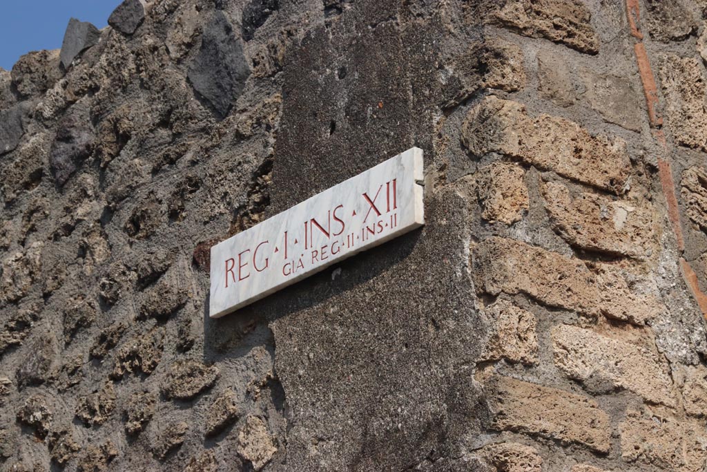 Vicolo della Nave Europa, east side, Pompeii. October 2023.
Insula identification plaque, originally known as II.2. Photo courtesy of Klaus Heese.