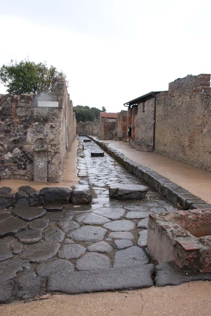 Vicolo della Regina, October 2020. Looking east from south end of Via delle Scuole.
Photo courtesy of Klaus Heese.
