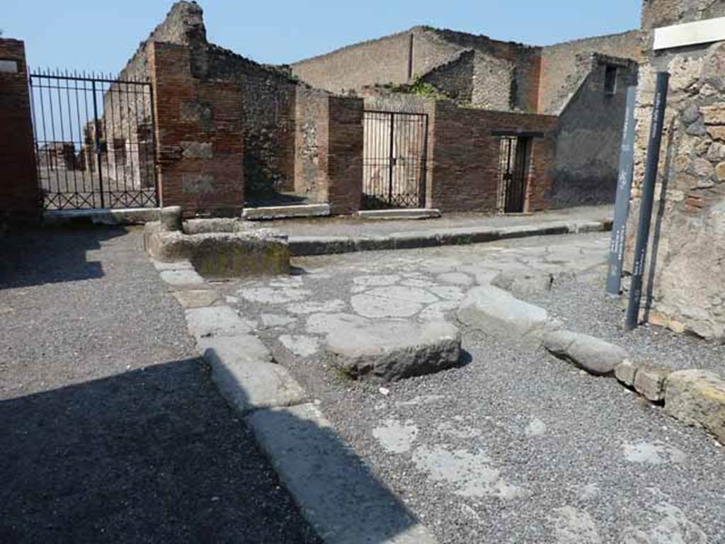 Vicolo della Regina. May 2010. Looking west towards the junction with Via delle Scuole, at its south end.